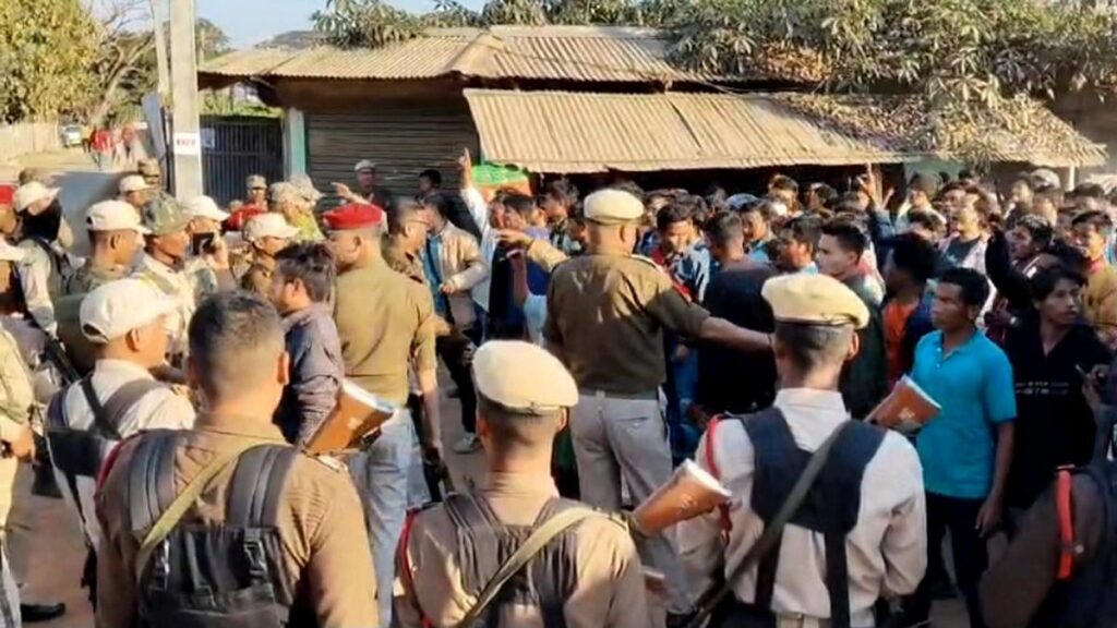 কাৰ্বি আংলং উচ্ছেদ সন্দৰ্ভত অসম চৰকাৰৰ ত্ৰিপাক্ষিক বৈঠকৰ আহ্বান; অনশন কাৰ্যসূচী স্থগিত